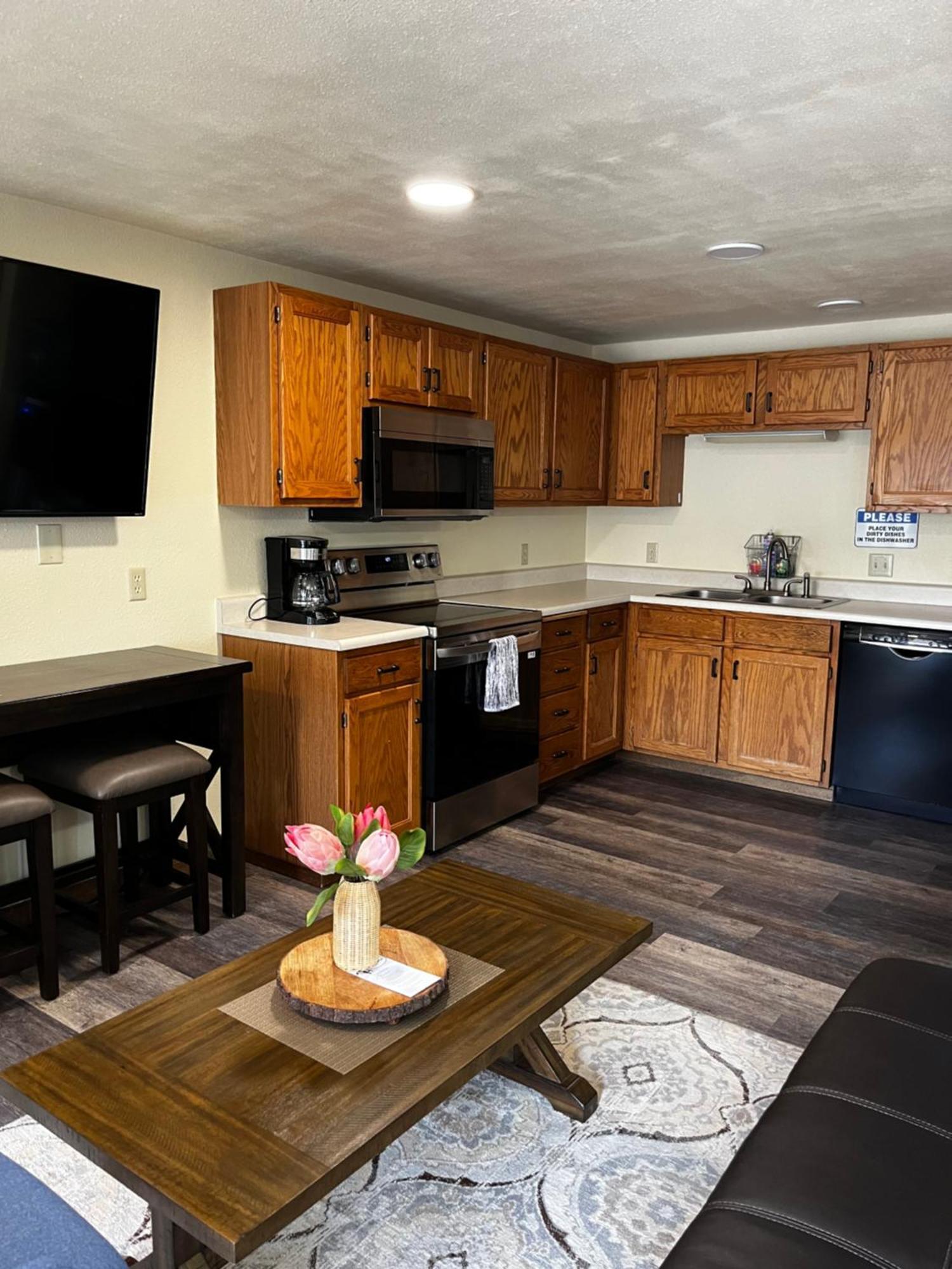 Parkway Yellowstone Riverside Studio #6 Gardiner Exterior photo
