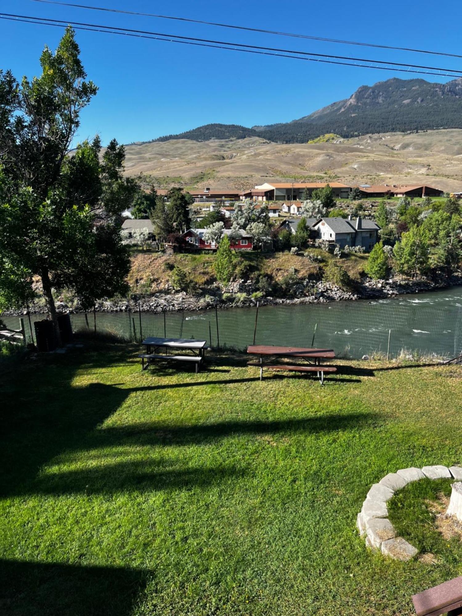 Parkway Yellowstone Riverside Studio #6 Gardiner Exterior photo
