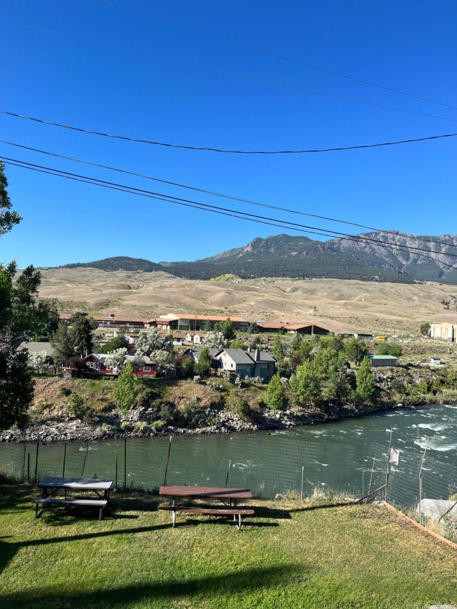 Parkway Yellowstone Riverside Studio #6 Gardiner Exterior photo